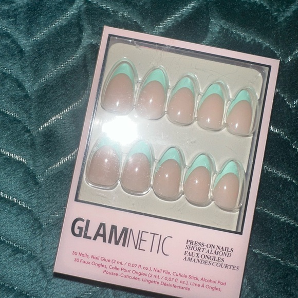 Glamnetic Pistachio Crème nails - Picture 2 of 6